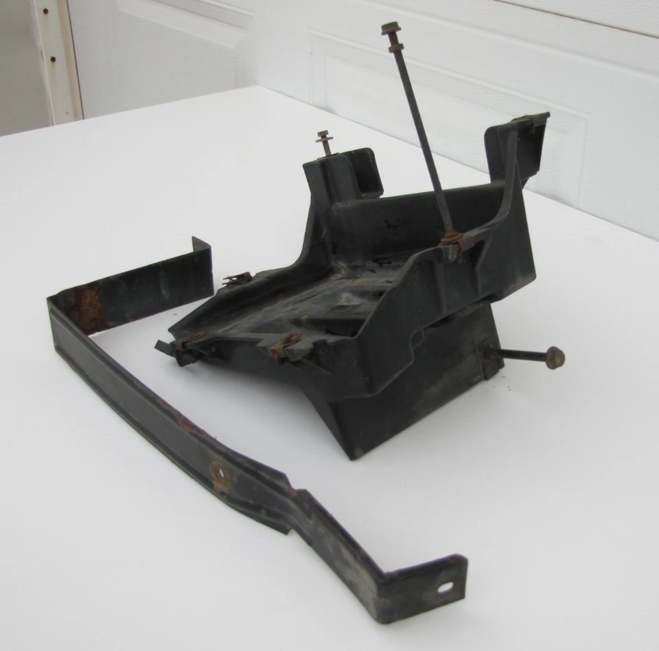 Saturn Serie S 2002 sedán caja de baterías bandeja de montaje con soporte de sujeción Foto 2 de 4