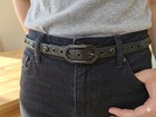 Fossil schwarzer Ledergürtel Medium Y2K Grunge Nieten Öse ovale Schnalle 35"