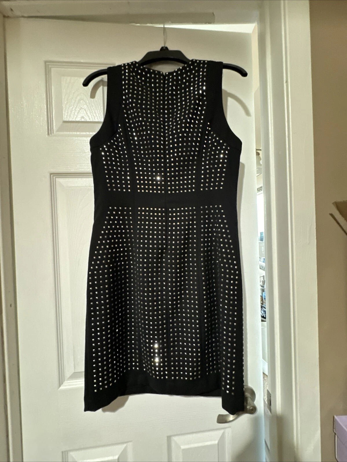 Abito tubino smanicato con borchie nero Michael Kors. Taglia 6. Nuovo con etichetta!