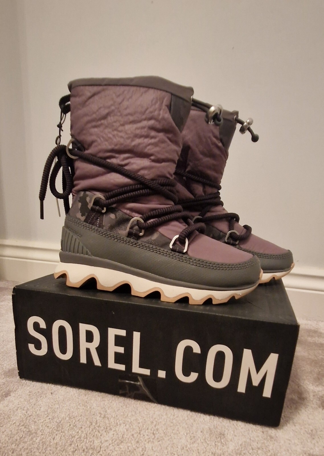 Bota Sorel Kinetic para mujer diseño cómodo aislante, gris talla Uk 3