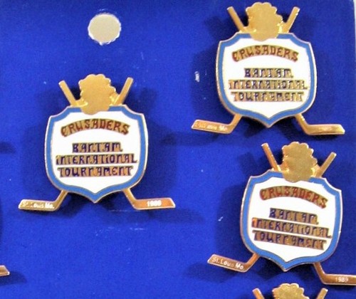 Vintage 1989 Crusaders International Hockey Pin Display 12 On Card Old Stock - Imagen 2 de 2