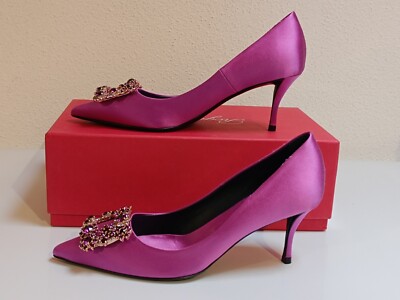 Roger Vivier Pumps mit Flower Strass Schnalle aus Satin magenta - Main Image