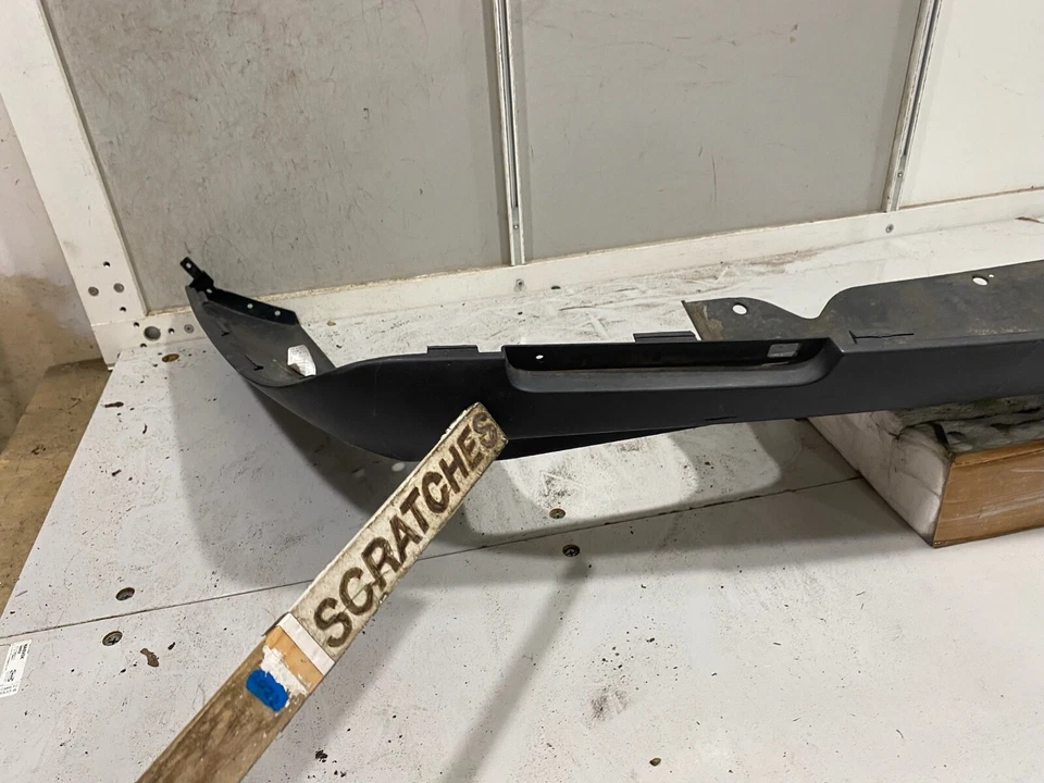 Cenefa de parachoques trasero OEM 2015-2017 Dodge Challenger 15LA-209AA Foto 3 de 4