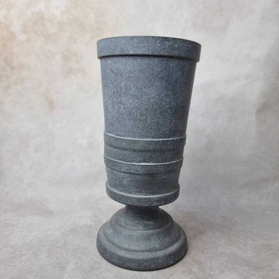 Coupe / Vase en zinc? - Style Médiéval avec Blason - Photo 4/4