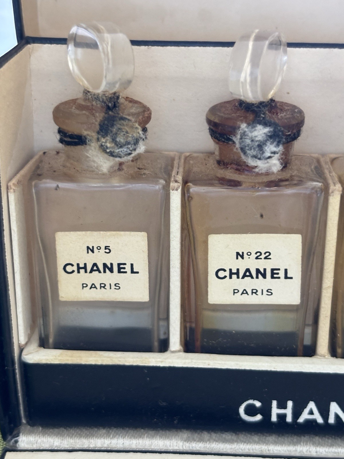 Vintage Set of 4 CHANEL Mini Perfume Bottles Coffret No 5 No 22 + thumbnail 21