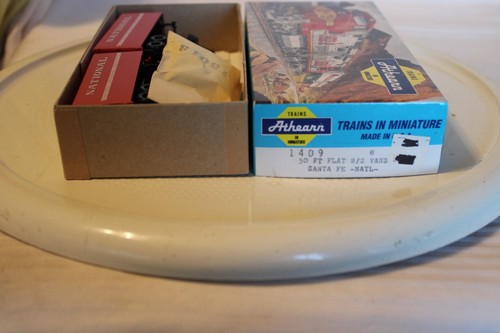 Athearn escala HO, coche plano de 50' y 2 remolques nacionales, Santa Fe, marrón, #93304 | Condition: New