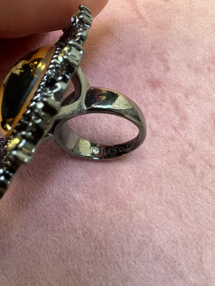 Betsey Johnson Vintage Vicki Victorian Black Cat Lucite Pewter Ornate Cameo Ring - Image 4 of 4