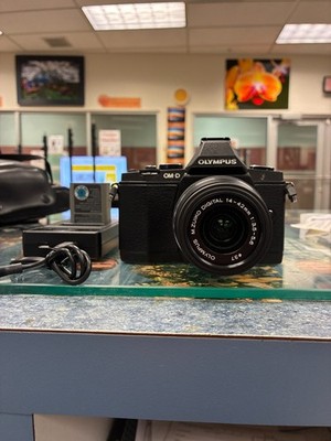 NEAR MINT OLYMPUS OM-D E-M5 Black 16.1MP w/ 14-42mm Lens Kit