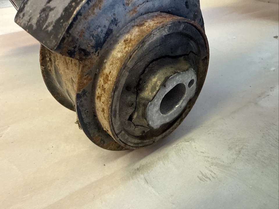 Conjunto de base de travesaño trasero BMW E46 RWD fabricante de equipos originales Foto 3 de 4