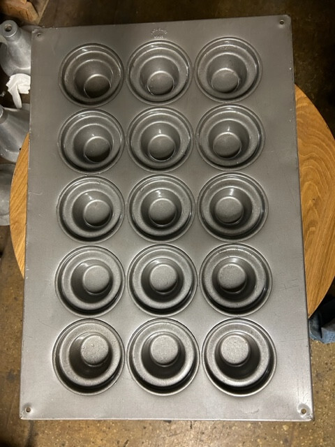 Large Crown Muffin Pan Chicago Metallic (Ecko/Glaco) 15 on