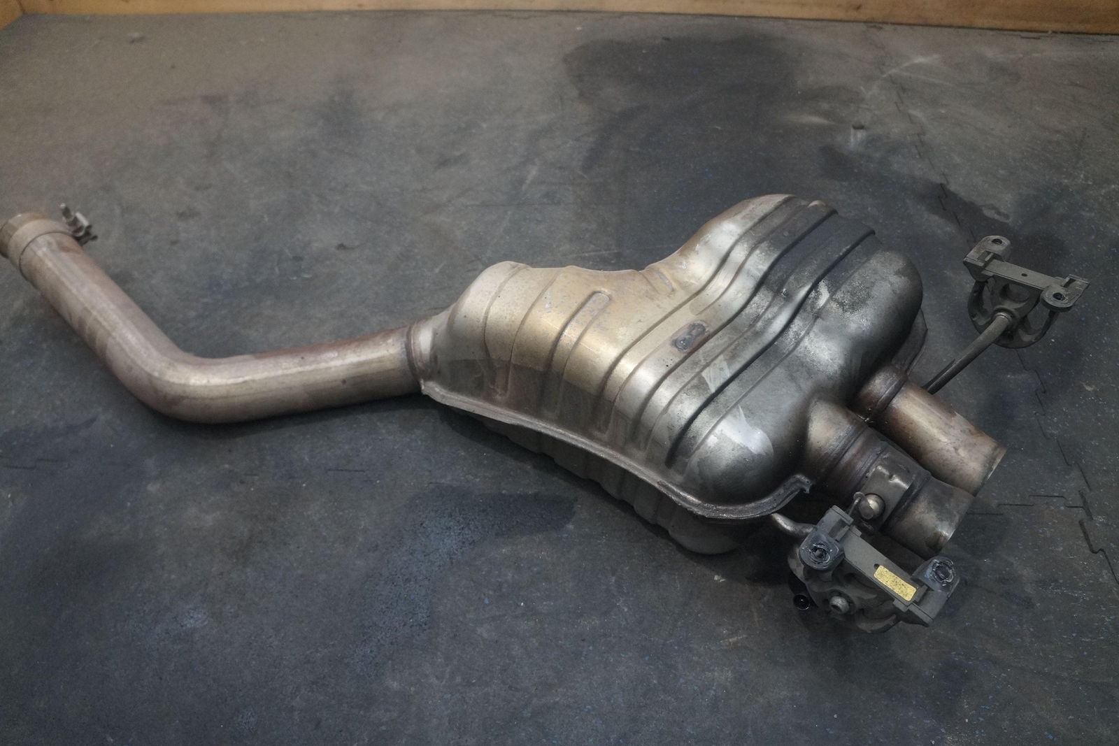 Rear Right Exhaust Muffler Silencer 3W3253609AC Bentley Continental GTC 2016 GT