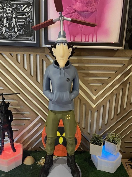 Inspector Gadget Figurine – 33 cm Tall – Hand-Painted Resin Model
