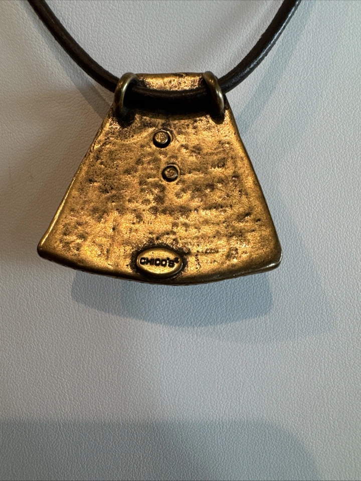 COLLAR CORDÓN CORTO COLGANTE LÁMINA DORADA Y ESMALTE NEGRO CHICO'S JESSI Usado Foto 3 de 4