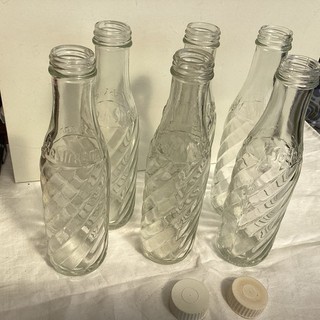 Soda stream 6 vintage bottles and 2 caps