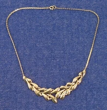 Vintage 1980s Trifari Gold Tone Shiny Leaf Collar Necklace Signed 6.5"