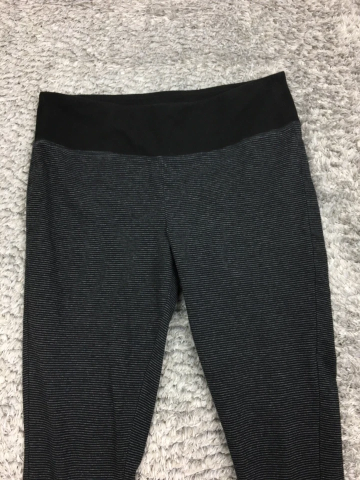 Leggings Maurices InMOTION para mujer talla grande gris negro a rayas Foto 2 de 4
