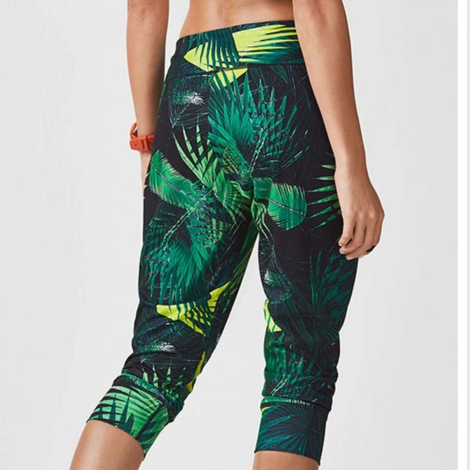 Fabletics Yogi Capri Verde Tropical Selva Estampado Yoga Leggings Talla M DEFECTUOSOS Foto 2 de 4