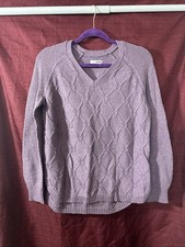 SUÉTER GRANDE SONOMA CUELLO EN V DISEÑO CELOSÍA MORADO