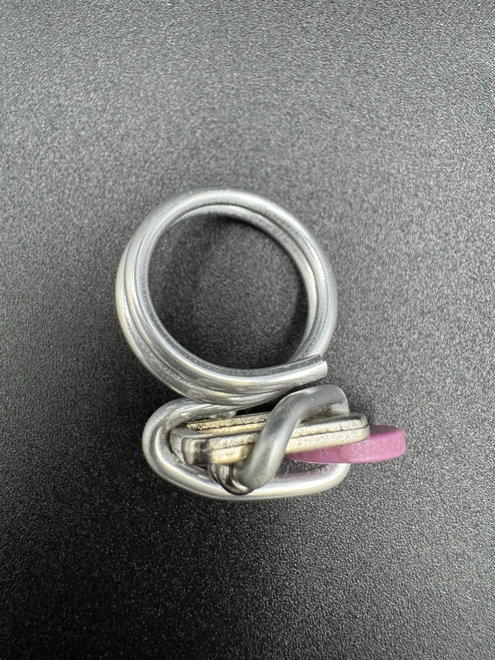 Anillo rompecabezas de aluminio inspirado en la Bauhaus hecho a mano diseño argentino disco rosa Foto 3 de 4