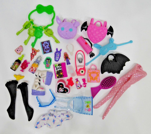 Mattel - Monster High - G3 - Large Lot of Miscellaneous Accessories