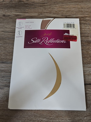 Hanes Silk Reflections Silky Sheer Sandalfoot Pantyhose 715 Size AB Little Color