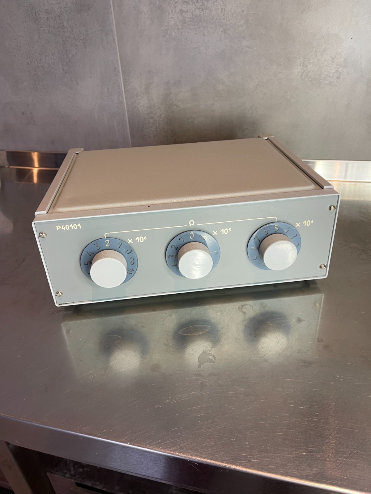 0.01 1 5 10 MOhm 1 100 1000 Kohm Decade Resistance Standard Box P40101 0.05%