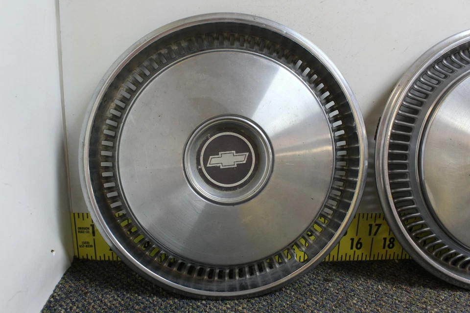 Conjunto de tampas de cubo usadas GM 14" 03997992 3051 1973-74 Chevrolet Nova/Camaro (1807) fabricante de equipamento original - Imagem 2 de 4