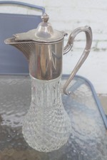 Brocca vintage inglese in argento piatto e vetro chiaro con manico a rotolo lunga 32 cm