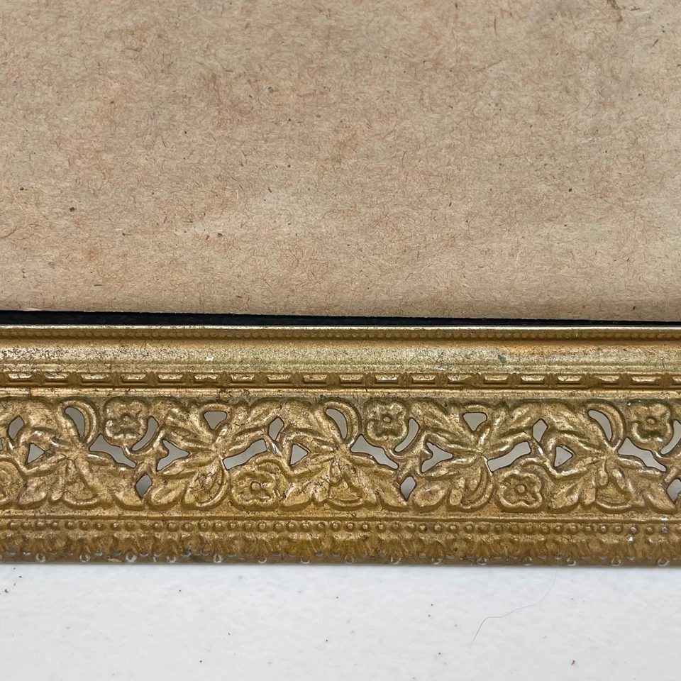 Marco de fotos de mesa de filigrana tono dorado ornamentado vintage Hollywood Regency MCM Foto 3 de 4