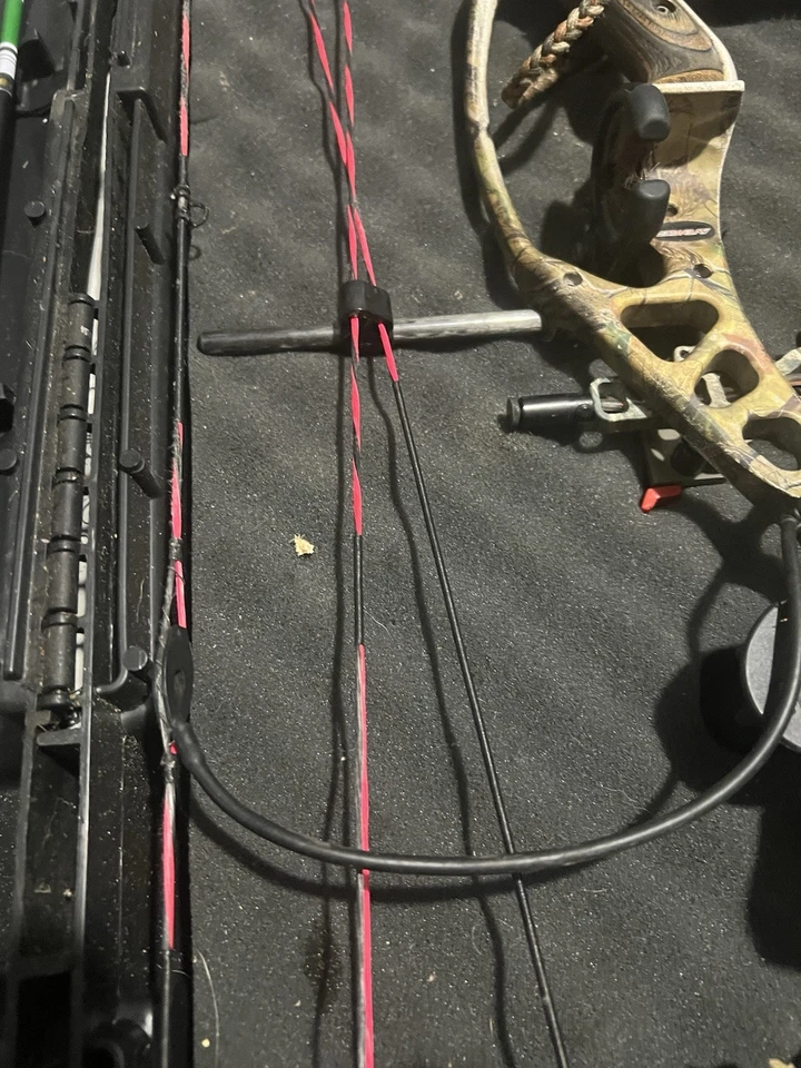 Hoyt Avenger Bow Right Hand with Case and Accessories and Arrow - Image 4 of 4