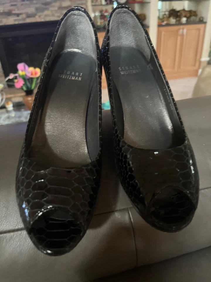 Sapatos Stuart Weitzman salto alto cunha biqueira aberta - Imagem 2 de 4