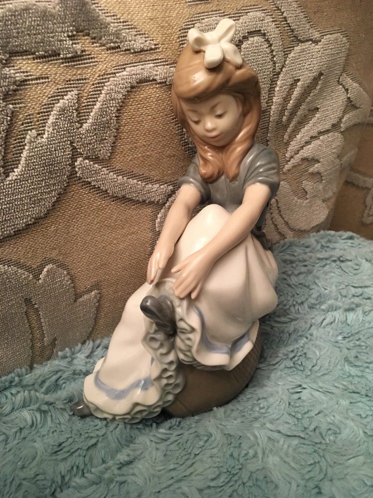 （1985年極美品） LLADRO （NAO）HANDMADE 『靴履く少女』 Nao by Lladro figurine Girl Tying Up Her Shoes Sitting On A Barrel
