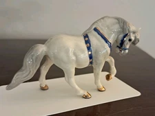 Hagen Renaker Circus Pony, Head Down, Without Plume, Royal Blue Harness