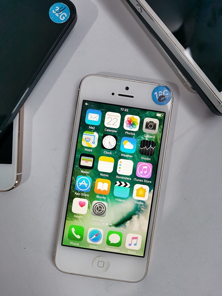 Apple iPhone 5 - Unlocked 16GB / 32GB - iOS 10 - Good Condition