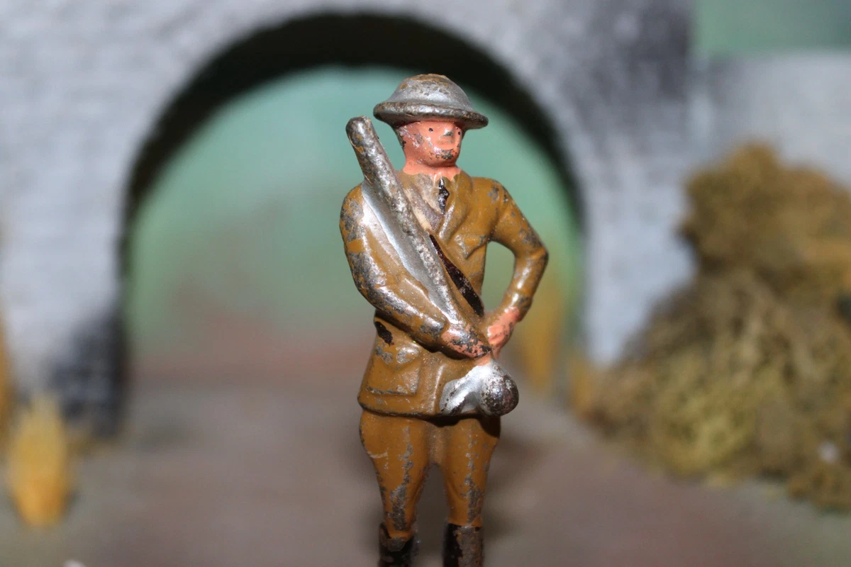 EARLY GREY IRON CAST TOY SOLDIER DRUM MAJOR -1930