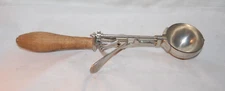 Vintage Antique  1920's Gilchrist's No. 31 Wood Handle Ice Cream Scoop