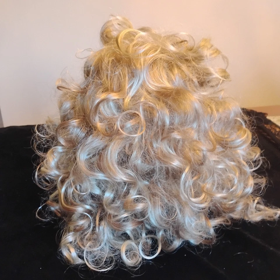 Peluca sintética rizada Paula Young A1182 | Longitud media estilo permanente retro rubia Foto 4 de 4