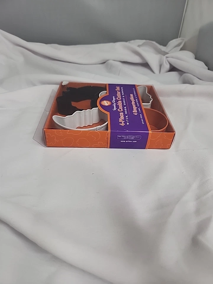 JUEGO DE CORTADOR DE GALLETAS WILTON Espeluznante 4 piezas Bruja Fantasma Luna Calabaza Halloween NUEVO  Foto 3 de 4