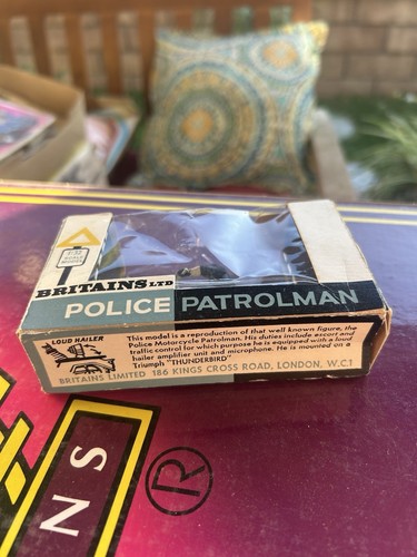 Vintage Britians Police Patrolman Triumph Motorcycle Loud Hailer 1/32 Scale - Picture 4 of 6