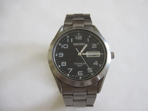 Vintage Seiko Titanium mens watch quartz day/date black dial 7n43-0AB0 runs