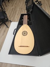 8 course lute in exellent condition.