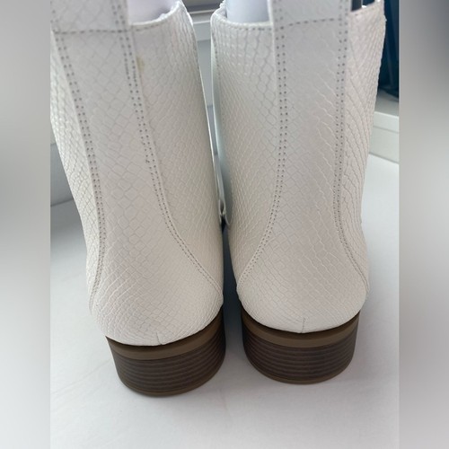 Shoe Dazzle NWT Women's 9.5 Vernetta-E SD White Faux Leather Booties 90's Retro - Picture 5 of 13