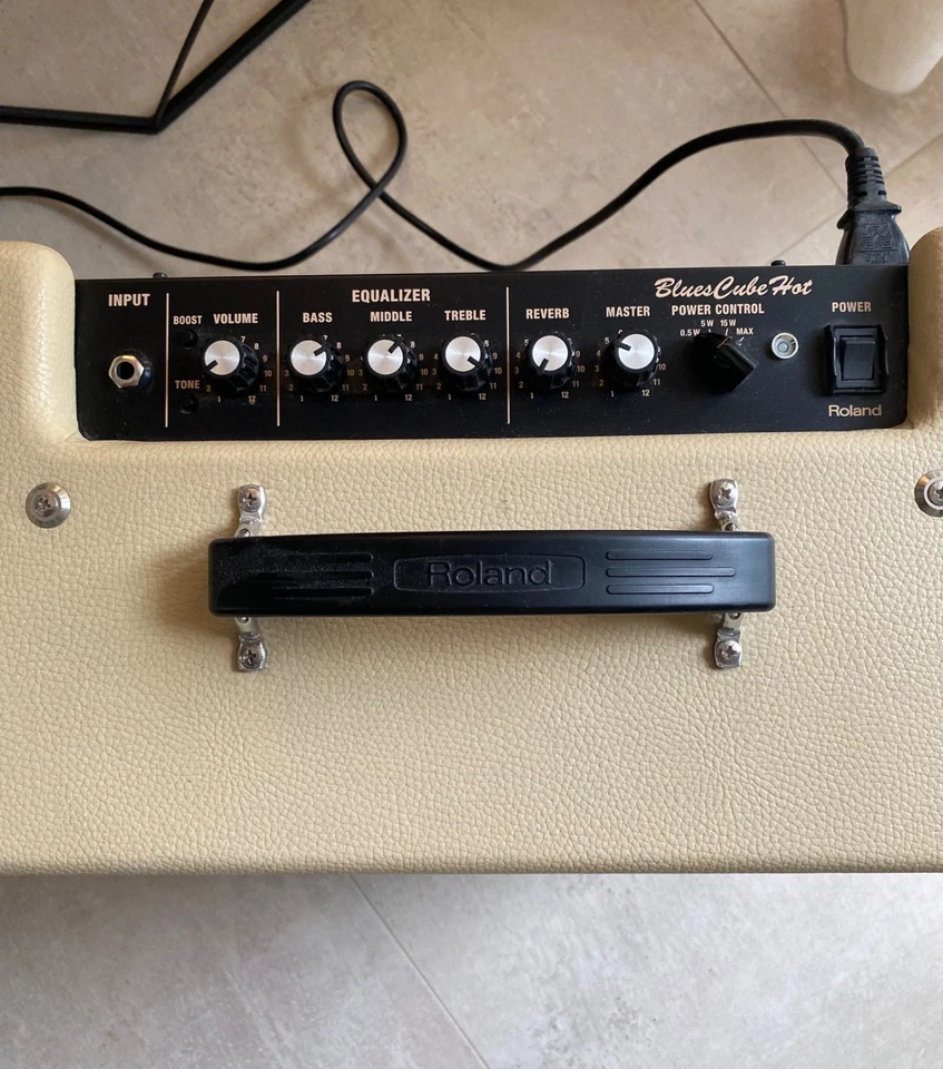 Amplificatore Roland Blues Cube Hot - Immagine 2 di 4