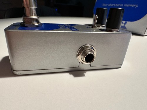 Electro-Harmonix SLAP-BACK ECHO Analog Delay Effects Pedal Silver and Blue - Picture 4 of 16