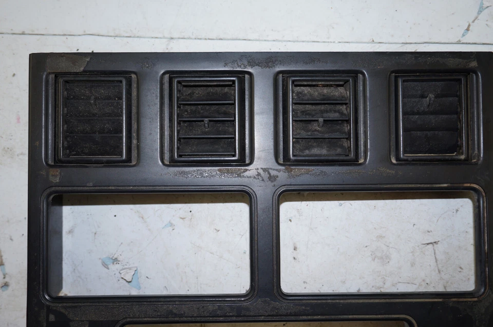 Chevy Corvette C4 1984-1989 consola radio bisel moldura panel usado dañado 1404753 Foto 2 de 4