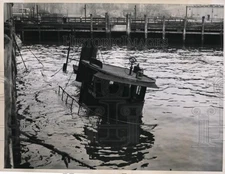 1946 Press Photo New York Sound and Harbor Transportation Tugboat sinks NYC.