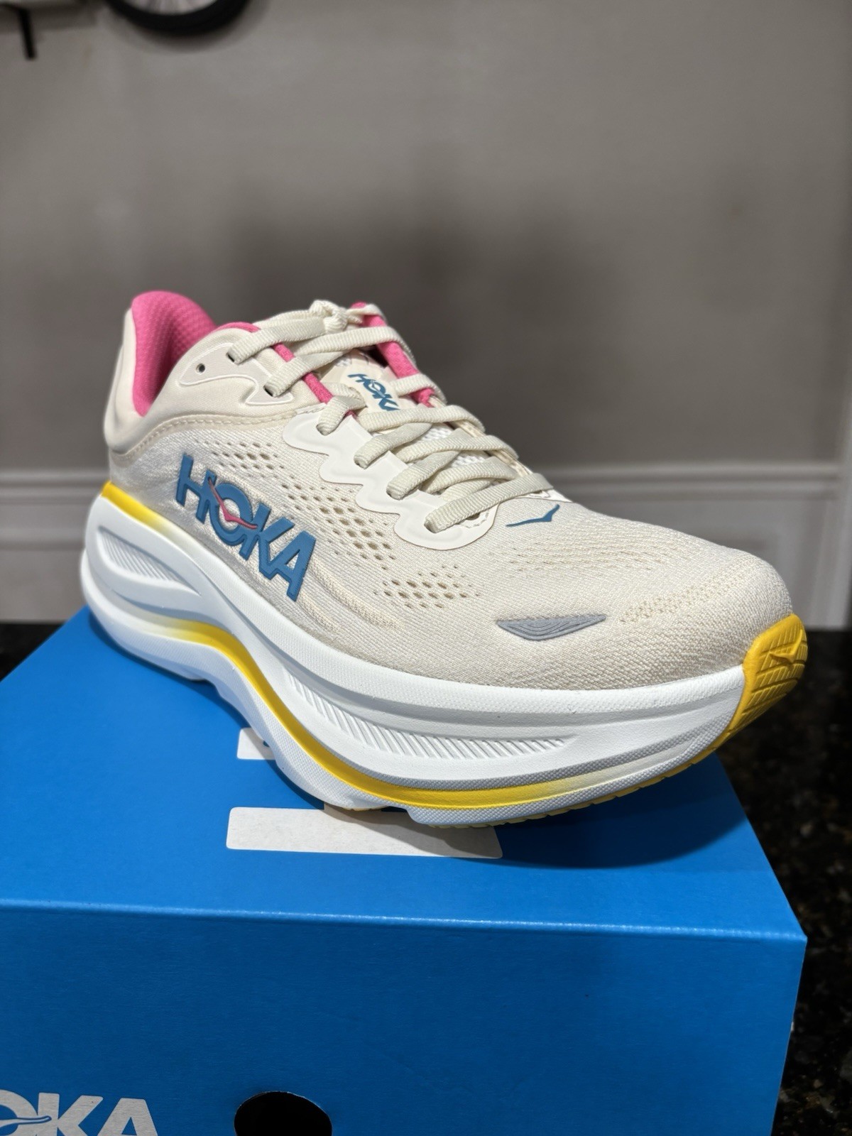 Hoka Womens Bondi 9 Running Shoes Size 6.5 B Alabaster