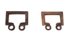 Paire de poignées de meuble en fer forgé ou bronze. XIXe