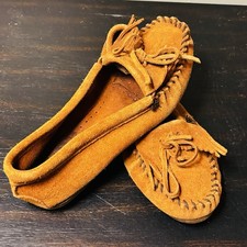 Minnetonka moccasins women  s 402 kilty hard sole suede slip on size 9