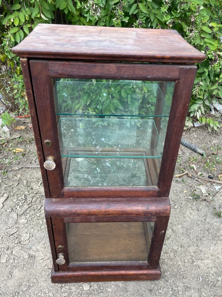 Gabinete de curiosidades de madera antiguo ZS Shabby Chic con estantes de vidrio y perillas de vidrio Foto 2 de 4